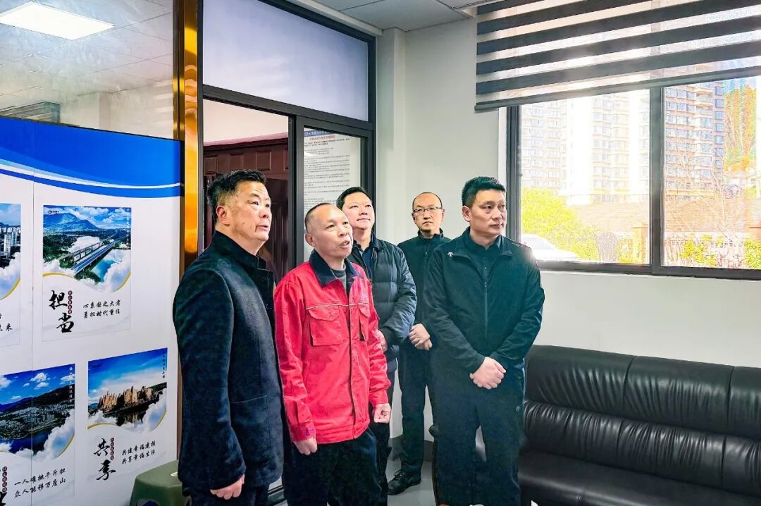 省总工会到华体hui会体育开展送温暖慰问活动