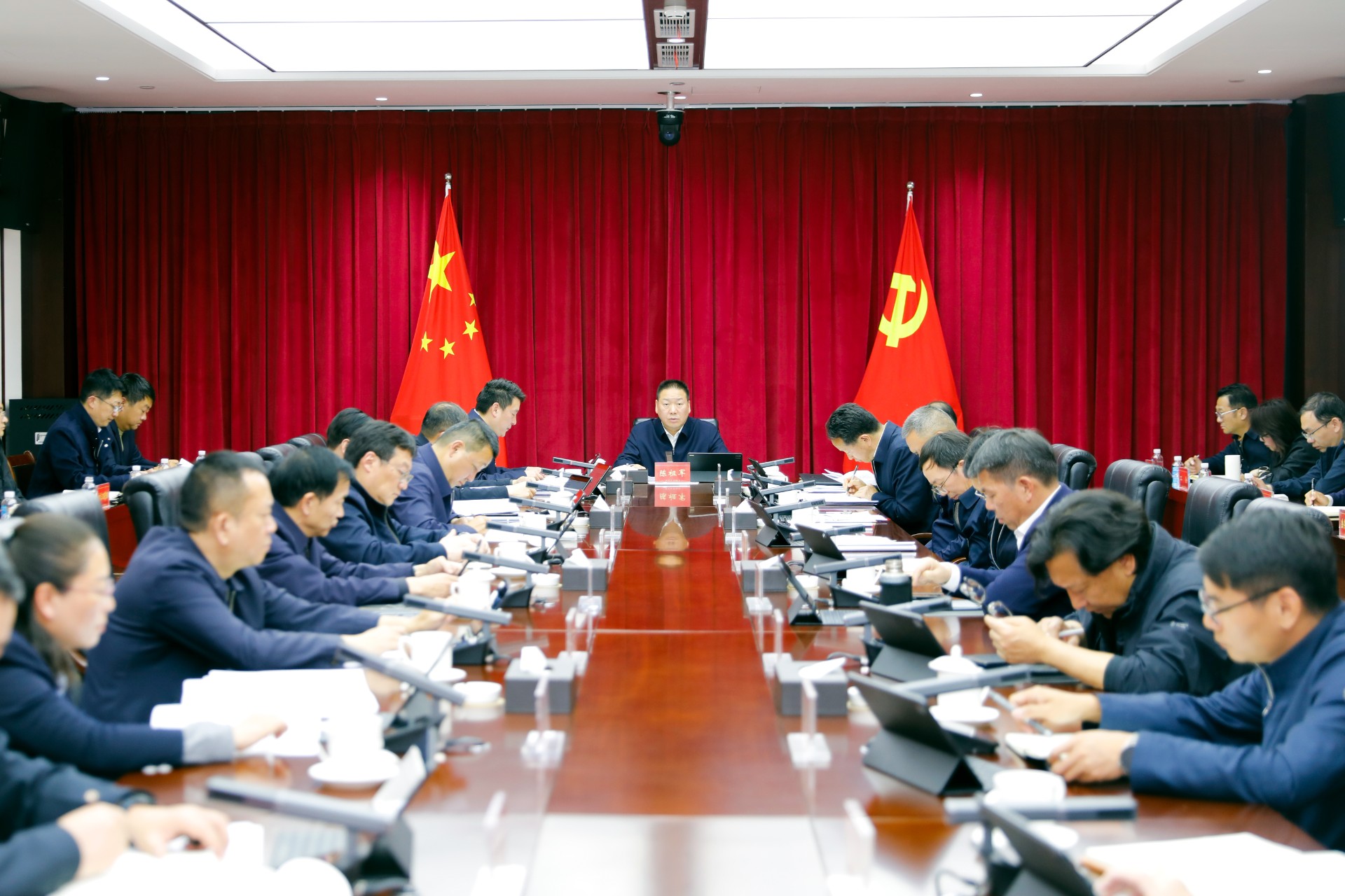 华体hui会体育党委理论学习中心组举行集中学习会议 认真学习领会习近平总书记关于树立和践行正确政绩观的重要论述