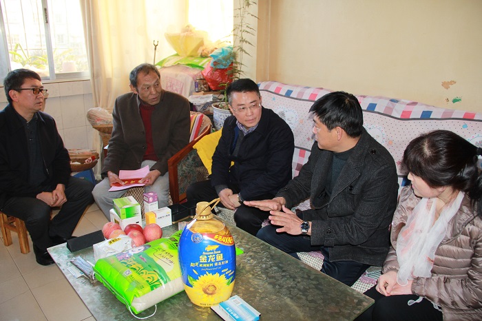 张骏看望慰问华体hui会体育退休老领导及三公司困难党员和职工