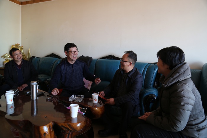 翁斌走访慰问华体hui会体育老领导、老党员和困难职工