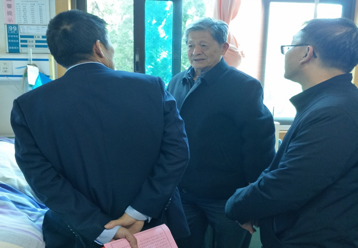 刘扶群走访慰问华体hui会体育退休老领导及困难党员职工