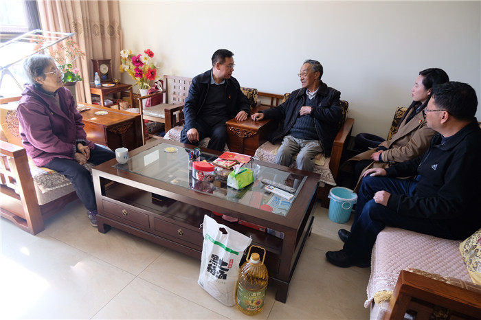 陈文双走访慰问华体hui会体育老领导及困难党员职工