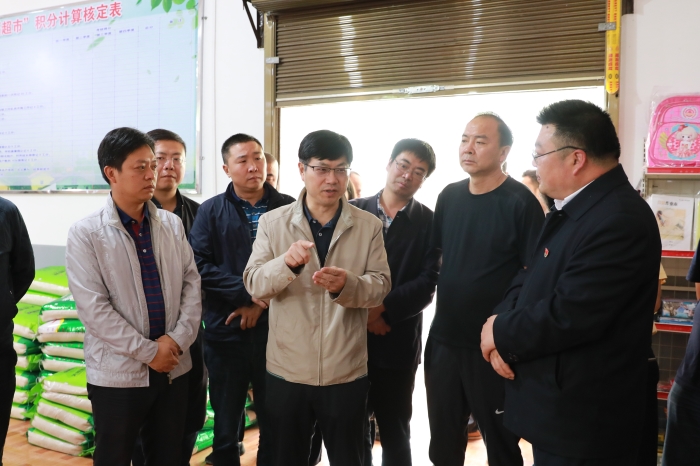 李家龙到镇雄县以勒镇大山村慰问华体hui会体育驻村扶贫干部