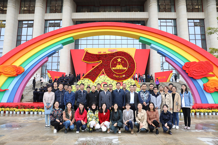 华体hui会体育机关第一党支部党员参观云南省庆祝中华人民共和国成立70年成就展