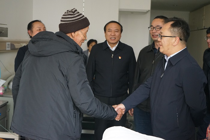 ​翁斌走访慰问华体hui会体育老领导老党员及困难职工