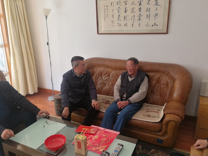 张骏走访慰问华体hui会体育老领导和困难党员职工