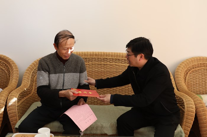 李家龙走访慰问华体hui会体育老领导和困难党员职工
