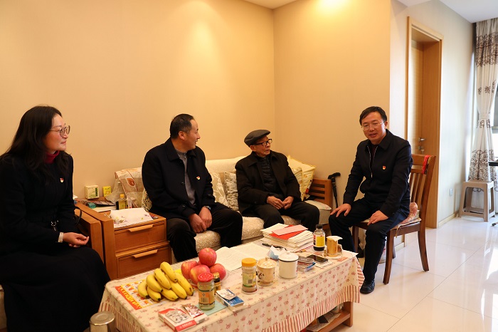 刘金荣看望慰问华体hui会体育老领导和困难职工