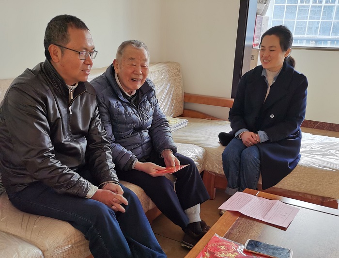 ​杨国文走访慰问华体hui会体育老领导老党员和困难职工