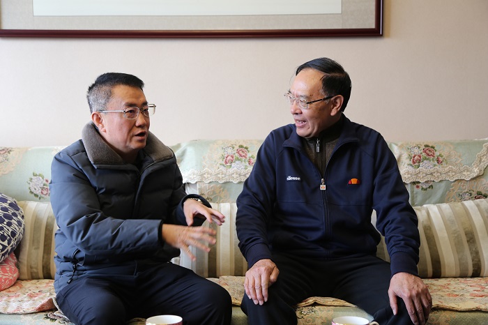 张骏看望慰问华体hui会体育老领导和困难党员