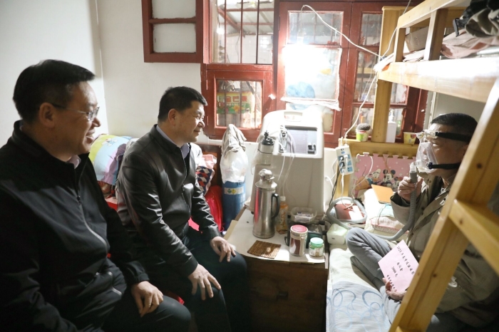 省国资委走访慰问华体hui会体育困难职工