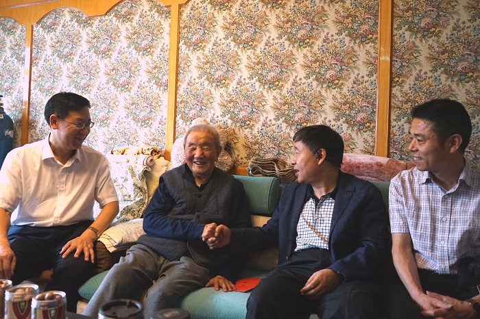 省国资委一级巡视员李明秋走访慰问华体hui会体育老党员和困难党员