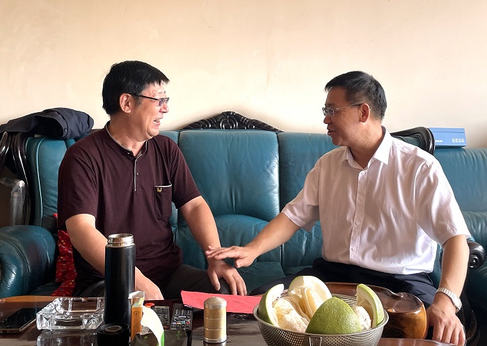 华体hui会体育党委走访慰问华体hui会体育老干部、老党员和困难党员