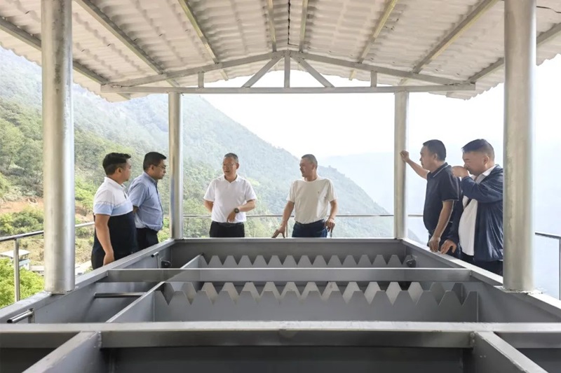 怒江州人大常委会党组成员、副主任张劲松调研福贡县、泸水市农村供水保障项目