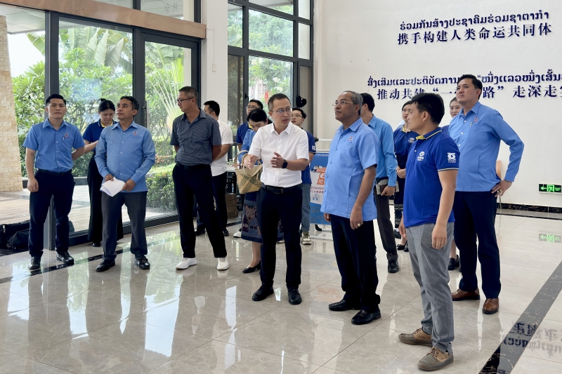 老挝中央工会联合会主席勒·赛亚蓬调研中老高速项目