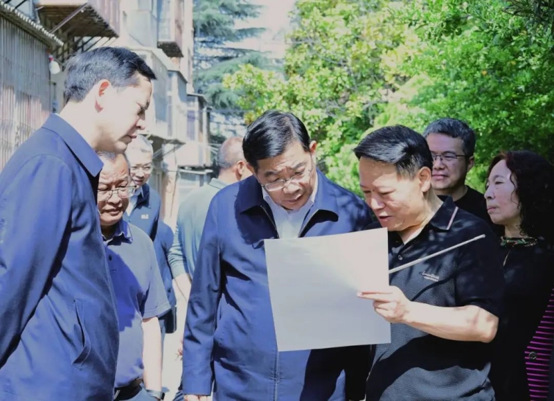 昭通市委副书记、市长杨承新调研昭通市古城停车场项目和北正街、陡街改造项目