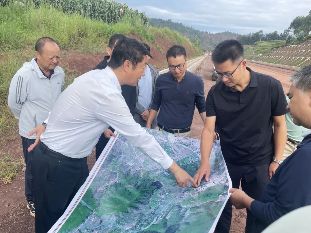 楚雄州委常委、楚雄市委书记冯毅调研楚雄东南绕城高速公路项目