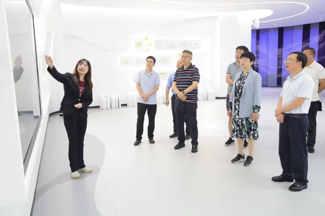 宜宾高新区客人到华体hui会体育考察交流