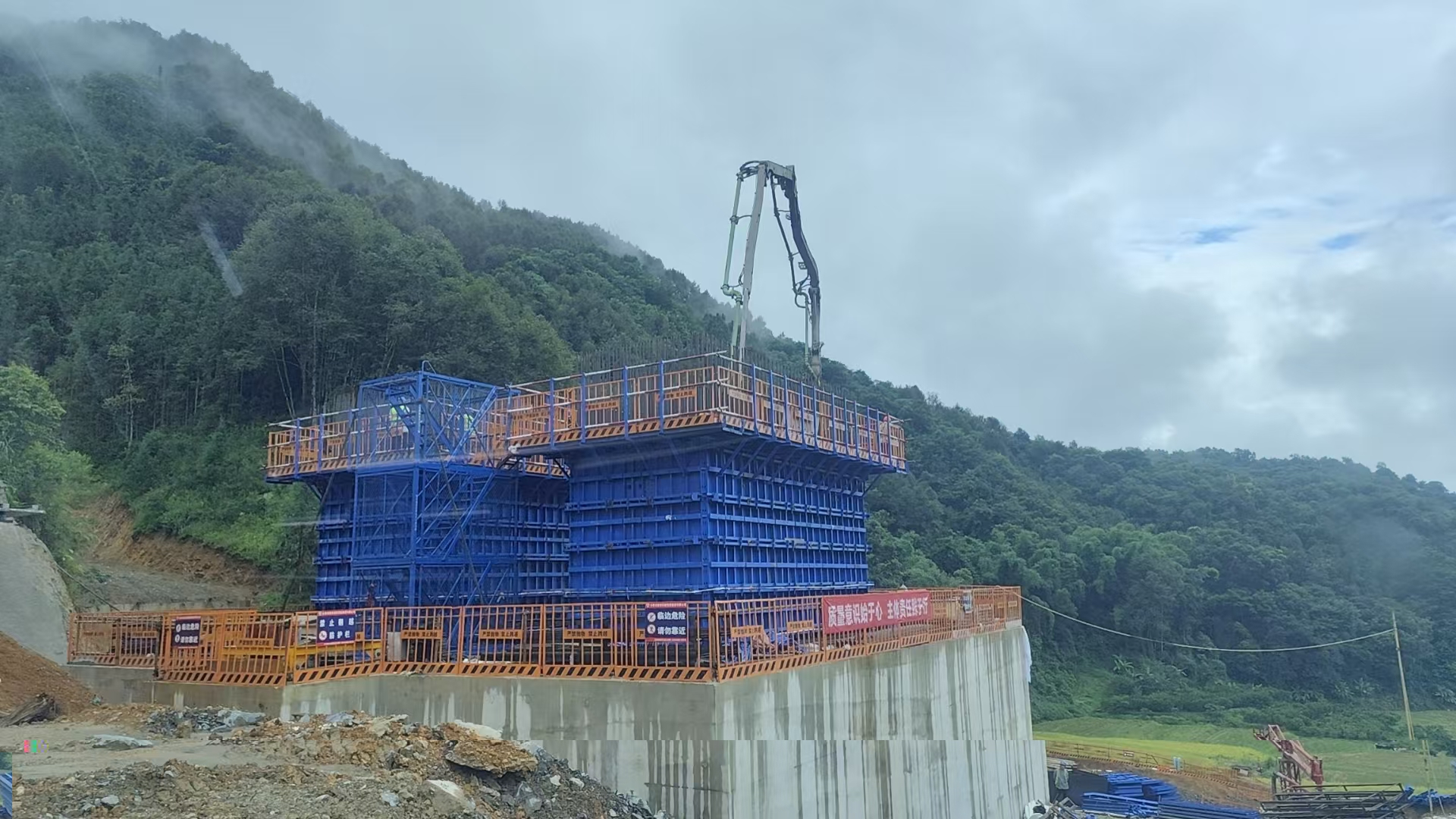瑞孟高速浪光洒特大桥主墩首节墩身顺利浇筑